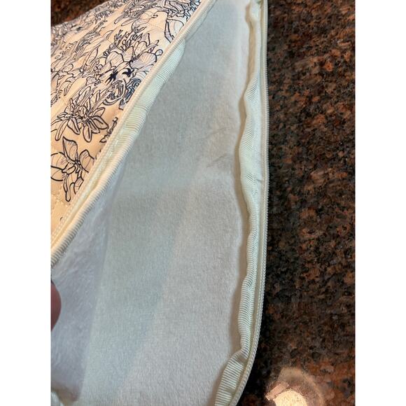 NWOT 13" Laptop Sleeve Quilted White with Blue Floral Print - Picture 5 of 9